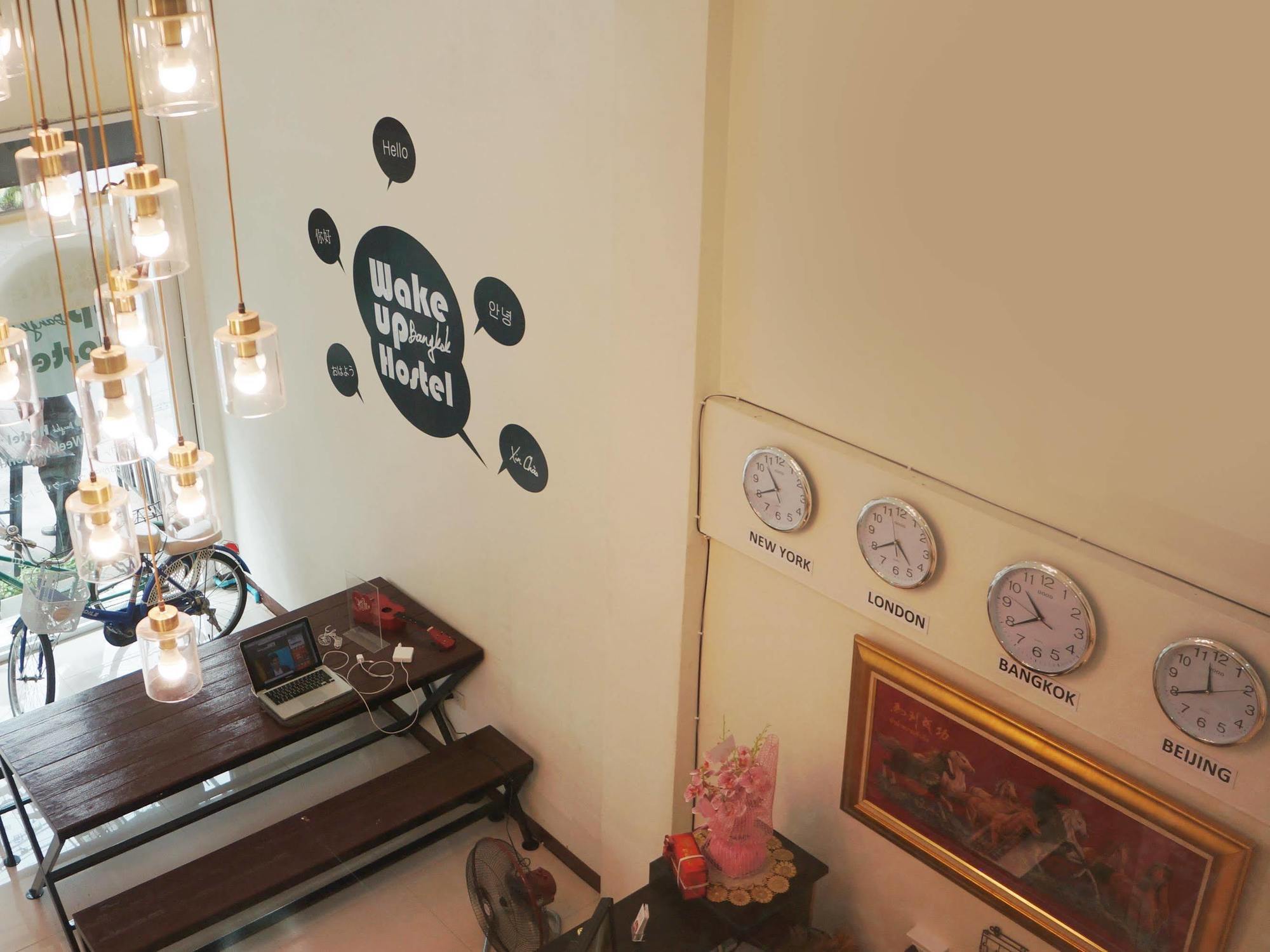 Wake Up Hostel Bangkok Esterno foto