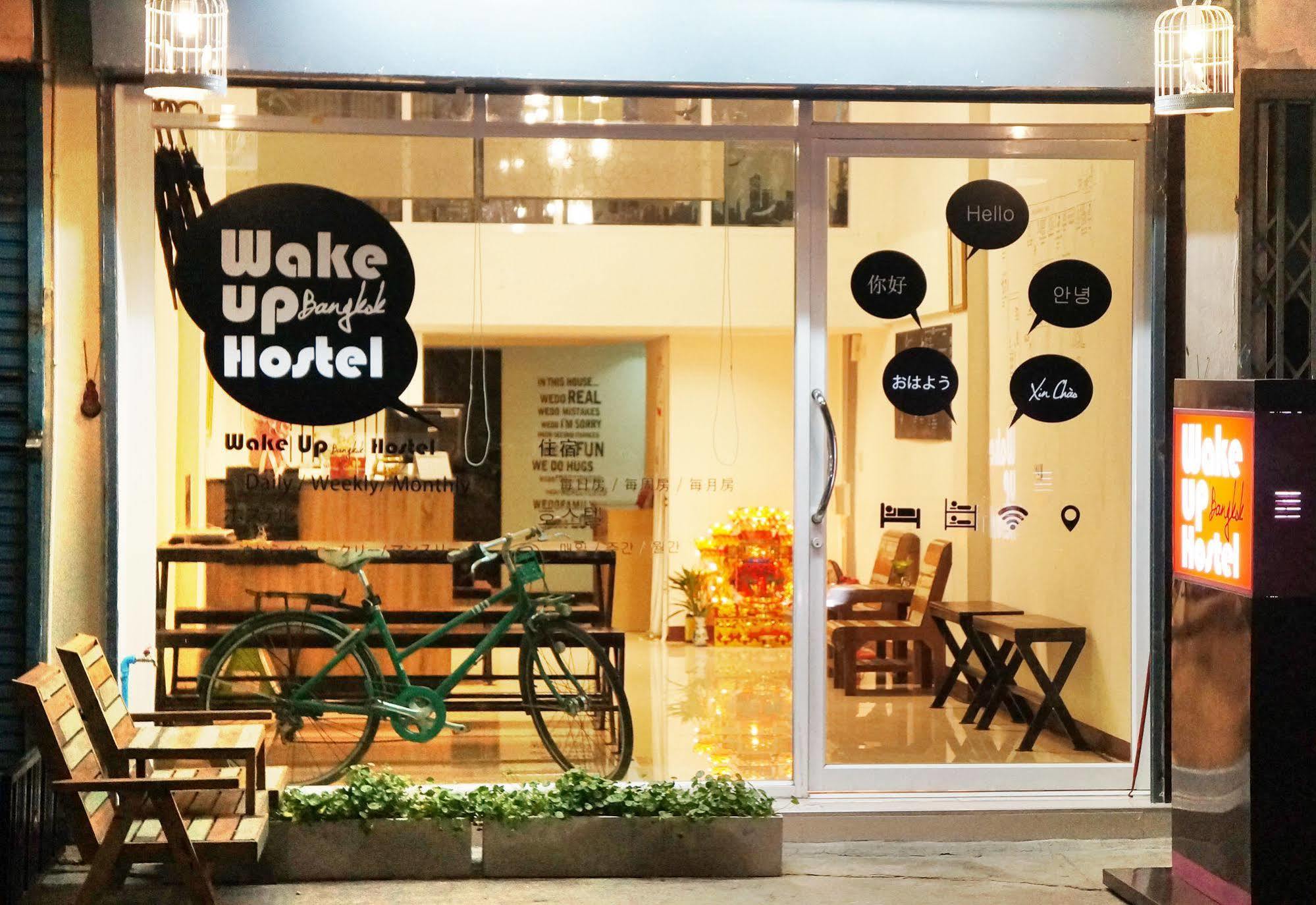 Wake Up Hostel Bangkok Esterno foto